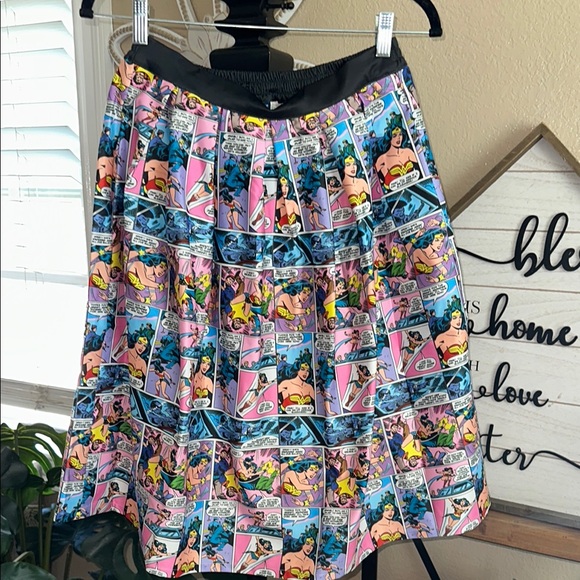 Wonder Woman Comic Skirt - Picture 2 of 8